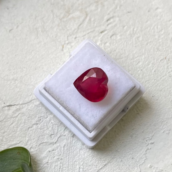 2.3 CT heart-cut natural RUBY - Picture 1 of 9